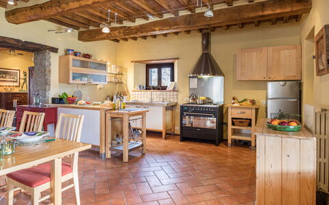 Casale Mollina 6+2: Meubles, Sol, Design Intérieur, Cuisine, Bois, Appareil De Cuisine, Sol, Cabinetry, Plafond, Comptoir