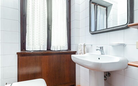 Tenuta Contessa Chiara 17: Lavabo, Luminaire Plomberie, Salle De Bains, Plomberie, Évier, Robinet, Miroir, Serviette, Tuile, Toilette