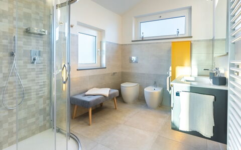 Tramonto Albese 4: Salle De Bains, Sol, Luminaire Plomberie, Design Intérieur, Sol, Toilette, Robinet, Plomberie, Évier, Tuile