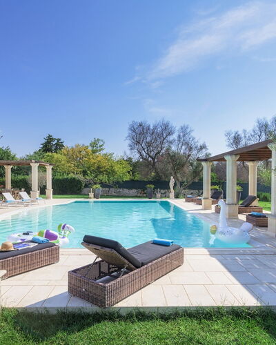 Villa la Dolce Vita 6: Piscine, Caractéristique De L'Eau, Composite, Biens, Jardin, Ombre, Recours, Colonne, Aménagement Paysager, Hacienda