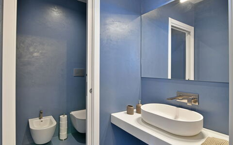 Villa Armonia 8: Salle De Bains, Luminaire Plomberie, Mur, Sol, Design Intérieur, Sol, Lavabo, Évier, Toilette, Robinet