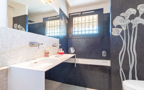 Villa degli Ulivi 8: Mur, Salle De Bains, Luminaire Plomberie, Sol, Design Intérieur, Sol, Tuile, Plomberie, Robinet, Lavabo