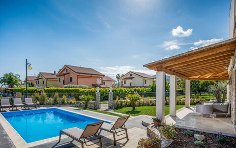 Villa Gallus 6: Zone Résidentielle, Maison, Domicile, Toit, Piscine, Biens, Chalet, Jardin, Loisir, Recours