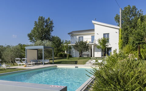 Villa Petrillo 6: Bleu, Piscine, Zone Résidentielle, Maison, Domicile, Biens, Recours, Jardin, Pelouse, Villa