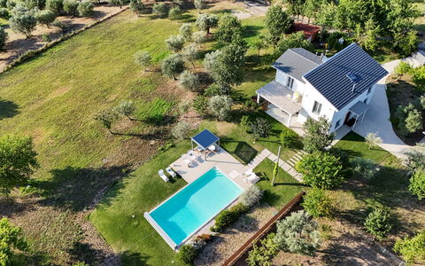 Villa Petrillo 6: Piscine, Zone Résidentielle, Maison, Biens, Jardin, Pelouse, Aménagement Paysager, Ferme, Arrière-Cour, Banlieue