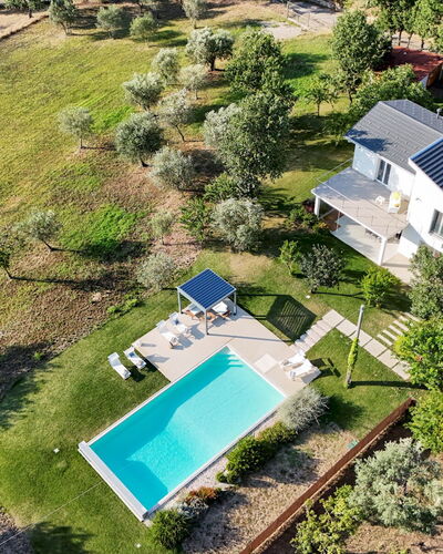Villa Petrillo 6: Piscine, Zone Résidentielle, Maison, Biens, Jardin, Pelouse, Aménagement Paysager, Ferme, Arrière-Cour, Banlieue