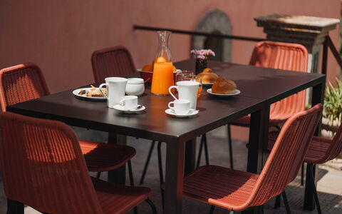 Villa Sumac 6: Meubles, Table, Chaise, Tableau De Plein Air, Tache De Bois, Mobilier De Jardin, Restaurant, Conception, Salle À Manger, Table Basse