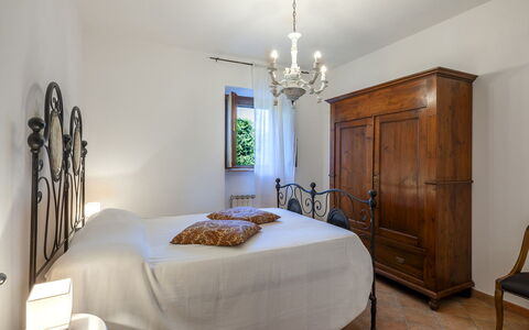 Villa Banci 8: Meubles, Design Intérieur, Lit, Chambre, Mur, Sol, Drap De Lit, Sol, Literie, Plafond