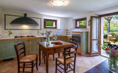 Villa Banci 8: Meubles, Design Intérieur, Bois, Sol, Cuisine, Table, Comptoir, Plafond, Éclairage, Domicile