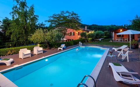 Villa Banci 8: Piscine, Bleu, Recours, Eco Hôtel, Thermes, Mobilier De Jardin, Loisir, Hacienda, Biens, Hôtel