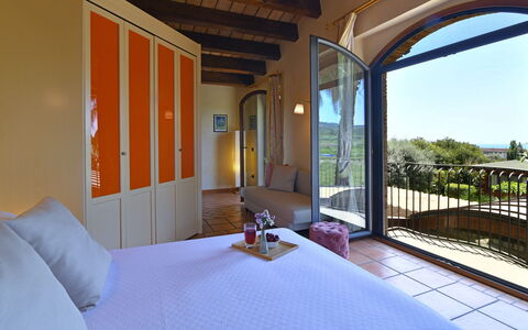 Villa Biddizza 10: Tache De Bois, Lit, Chambre, Recours, Cadre De Lit, Chaise, Hôtel, Villa, Literie, Eco Hôtel
