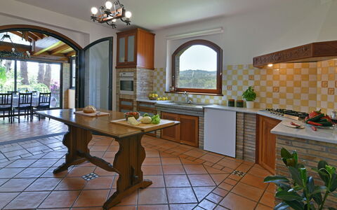 Villa Biddizza 10: Meubles, Design Intérieur, Cuisine, Sol, Comptoir, Domicile, Plafond, Éclairage, Chaise, Sol