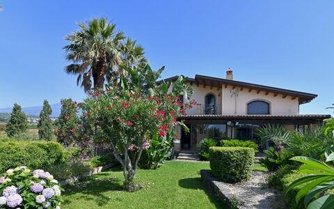 Villa Biddizza 10: Zone Résidentielle, Arbuste, Maison, Domicile, Jardin, Biens, Couverture De Sol, Hacienda, Pelouse