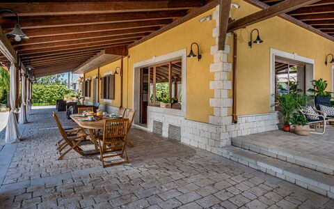 Villa Cutrera 8: Bois, Domicile, Porte, Porche, Meubles, Ombre, Chalet, Chaise, Biens, Dalle