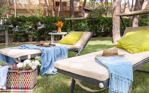 La Villa in Pineta 10: Meubles, Mobilier De Jardin, Balancelle, Loisir, Chaise, Confort, Jardin, Ombre, Chaise Longue, Linge