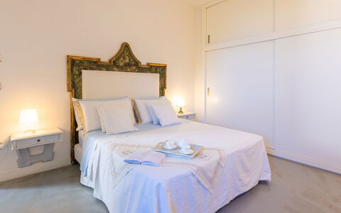 Villa Calypso 8: Chambre, Design Intérieur, Lit, Drap De Lit, Literie, Sol, Meubles, Sol, Pièce, Cadre De Lit