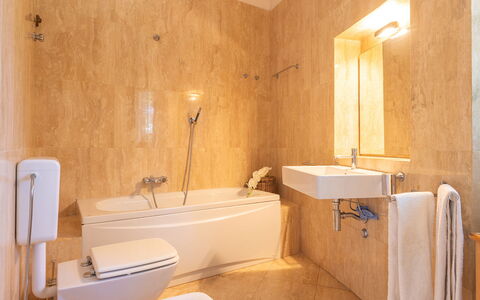 Villa Calypso 8: Sol, Luminaire Plomberie, Mur, Sol, Salle De Bains, Design Intérieur, Robinet, Évier, Lavabo, Pièce