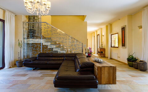 Villa Alais 8: Design Intérieur, Meubles, Sol, Sol, Canapé, Mur, Bois, Salon, Plafond, Parquet