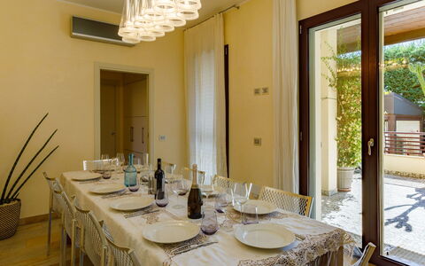 Villa Alais 8: Meubles, Design Intérieur, Sol, Sol, Bois, Plafond, Table, Chaise, Éclairage, Salle À Manger