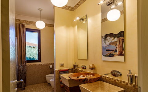 Villa Alais 8: Lavabo, Design Intérieur, Luminaire Plomberie, Salle De Bains, Mur, Évier, Miroir, Sol, Plafond, Robinet