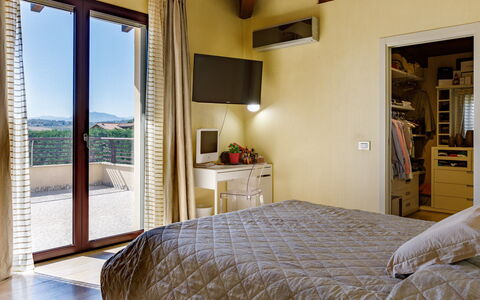 Villa Alais 8: Meubles, Mur, Design Intérieur, Lit, Chambre, Sol, Sol, Pièce, Plafond, Domicile
