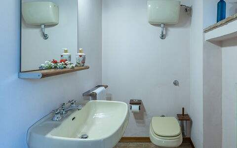Casale le Querce di Cetona 8: Salle De Bains, Lavabo, Luminaire Plomberie, Évier, Robinet, Plomberie, Design Intérieur, Miroir, Sol, Sol