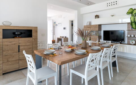 Villa i Chiani 8: Meubles, Design Intérieur, Table, Sol, Chaise, Bois, Table Cuisine Et Salle A Manger, Salle À Manger, Sol, Pièce