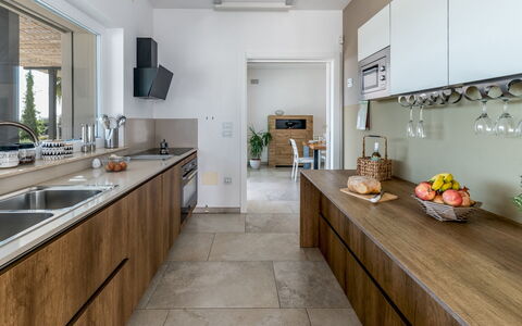 Villa i Chiani 8: Cuisine, Comptoir, Design Intérieur, Cabinetry, Sol, Bois, Meubles, Sol, Appareil De Cuisine, Évier