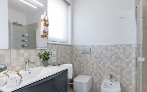 Villa i Chiani 8: Sol, Salle De Bains, Luminaire Plomberie, Design Intérieur, Sol, Mur, Évier, Lavabo, Toilette, Armoire De Toilette