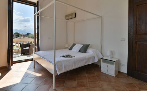 Villa Afrodite 8: Design Intérieur, Lit, Meubles, Chambre, Sol, Sol, Bois, Plafond, Literie, Drap De Lit