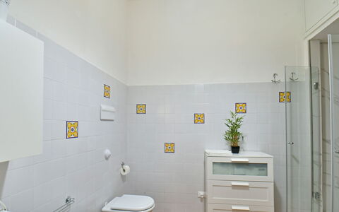 Villa Afrodite 8: Mur, Sol, Design Intérieur, Sol, Jaune, Tuile, Luminaire Plomberie, Salle De Bains, Pièce, Plomberie