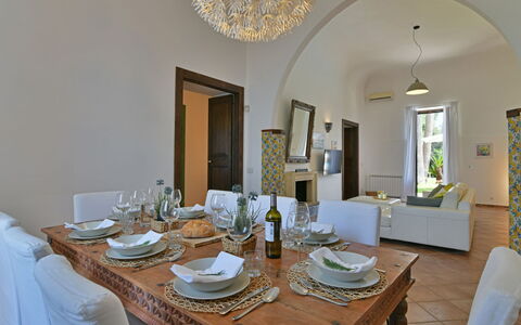 Villa Afrodite 8: Meubles, Design Intérieur, Chaise, Table, Sol, Plafond, Salle À Manger, Éclairage, Table Cuisine Et Salle A Manger, Pièce