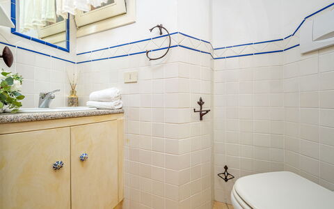 Villa Stella 6: Salle De Bains, Luminaire Plomberie, Sol, Sol, Design Intérieur, Plomberie, Toilette, Tuile, Robinet, Serviette