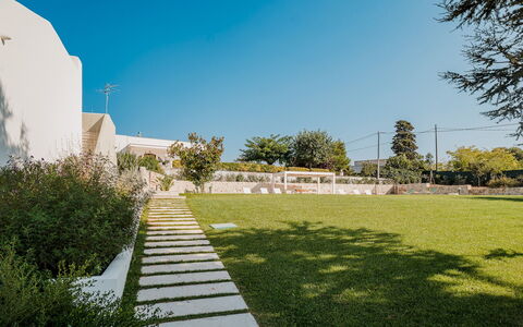 Villa Bellina 6: Jardin, Pelouse, Ombre, Aménagement Paysager, Cour, Arrière-Cour, Passerelle, Gazon Artificiel, Parc, Hacienda