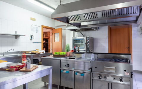 I Lauri 12: Cuisine, Appareil De Cuisine, Comptoir, Principaux Appliance, Cuisinière, Électroménager, Cabinetry, Le Fourneau, Gaz Poele