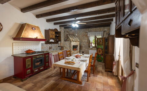 Villa i Mori 4: Meubles, Design Intérieur, Sol, Bois, Cuisine, Sol, Table, Plafond, Éclairage, Table Cuisine Et Salle A Manger