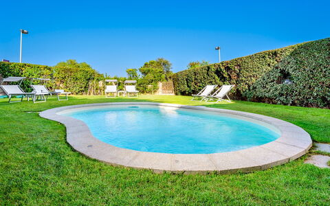 Casa Maestrale 6: Bleu, Piscine, Recours, Loisir, Jardin, Aménagement Paysager, Pelouse, Mobilier De Jardin, Caractéristique De L'Eau, Eco Hôtel