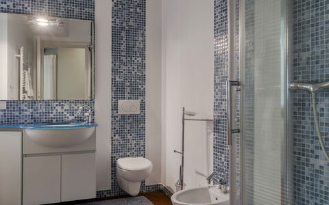 Villa Eden 8: Salle De Bains, Luminaire Plomberie, Design Intérieur, Sol, Lavabo, Sol, Tuile, Plomberie, Évier, Robinet