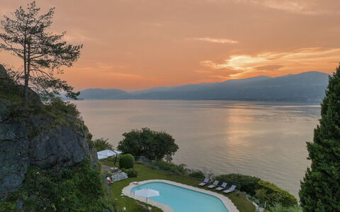 Villa Eden 8: Bleu, Plan D'Eau, Paysage Naturel, Colline, Cotiers Et Relief Océaniques, Côte, Lac, Mer, Promontoire, Chaîne De Montagnes