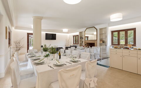 Tenuta Esdra 20: Meubles, Design Intérieur, Plafond, Table, Chaise, Pièce, Table Cuisine Et Salle A Manger, Restaurant, Salle À Manger, Hôtel