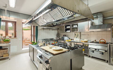 Tenuta Esdra 20: Cuisine, Appareil De Cuisine, Comptoir, Principaux Appliance, Cuisinière, Électroménager, Le Fourneau, Gaz Poele, Cabinetry, Éclairage
