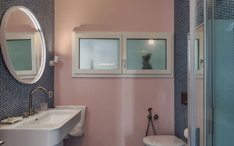 Villa Ponti 6: Salle De Bains, Mur, Luminaire Plomberie, Design Intérieur, Lavabo, Évier, Sol, Miroir, Sol, Plomberie