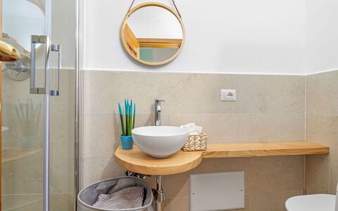 Villa la Marina 5+1: Sol, Design Intérieur, Sol, Luminaire Plomberie, Salle De Bains, Robinet, Miroir, Domicile, Plomberie, Pièce