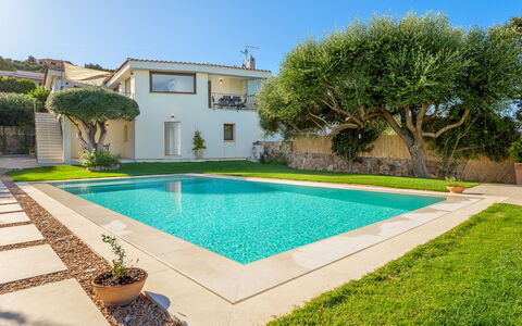 Villa la Marina 5+1: Piscine, Bleu, Recours, Composite, Loisir, Jardin, Caractéristique De L'Eau, Eco Hôtel, Biens, Arrière-Cour