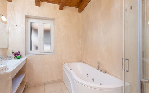 Villa Vittorio 6+2: Luminaire Plomberie, Salle De Bains, Sol, Baignoire, Sol, Design Intérieur, Plomberie, Robinet, Domicile, Pièce