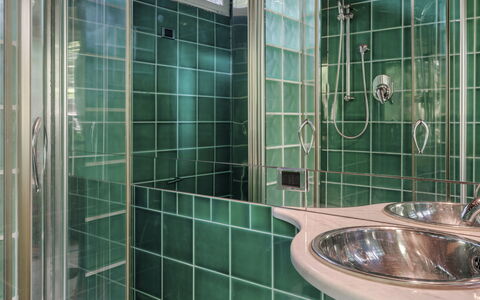 Villa Liberty Albisola 6+2: Luminaire Plomberie, Salle De Bains, Robinet, Lavabo, Plomberie, Design Intérieur, Sol, Évier, Tuile, Verre