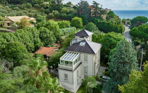 Villa Liberty Albisola 6+2: Arbre, Bâtiment, Zone Résidentielle, Végétation, Maison, Domicile, Paysage, Biens, Chalet, Banlieue