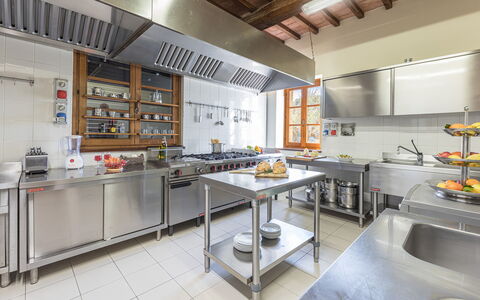 Tenuta Montiepoli 12+3: Cuisine, Appareil De Cuisine, Comptoir, Principaux Appliance, Meubles, Cuisinière, Design Intérieur, Sol, Éclairage, Plafond