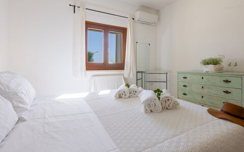 Villa Floria 4: Design Intérieur, Meubles, Bois, Sol, Sol, Plafond, Lit, Chambre, Appartement, Pièce