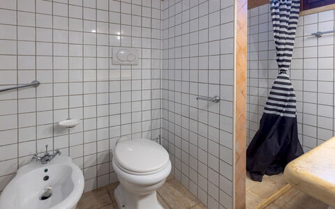 Villa Floria 4: Siège De Toilette, Salle De Bains, Toilette, Luminaire Plomberie, Mur, Sol, Sol, Plomberie, Design Intérieur, Tuile